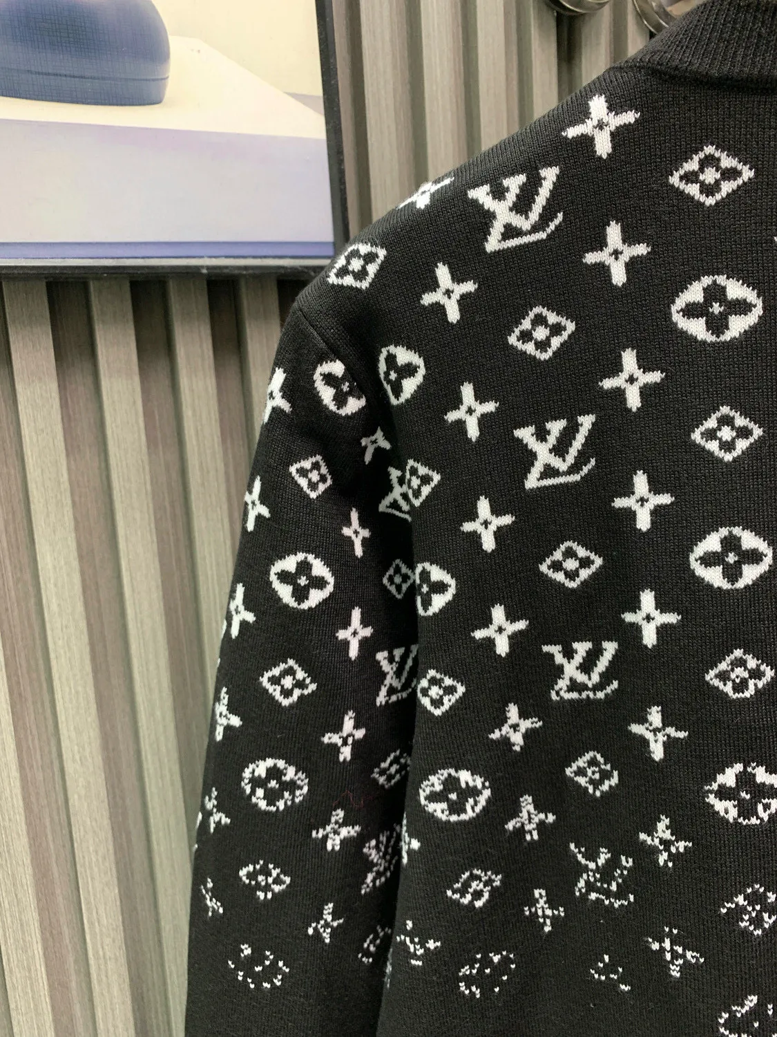 🅿️280 🀄️ LOUIS VUITTON/Louis Vuitton's new autumn and winter SE MONOGRAM gradient crew neck sweater, all-over gradient, collar chain bottom, fully hemmed (high-end) crew neck sweater, simple yet stylish retro, original custom-made high-weight double-ply fabric, the fabric feels solid, very high-quality to use, soft and delicate next to the body, very refined, showing taste, loose OS cut Original fabric that conforms to the current trend aesthetic. The same official style. It feels very comfortable. The latest counters in autumn and winter are synchronized. OS off-shoulder version is fashionable and individual. Super versatile and good-looking. The sweater is very suitable for both men and women. It has a tag, a collar label, and washed wheat. It has three complete labels.